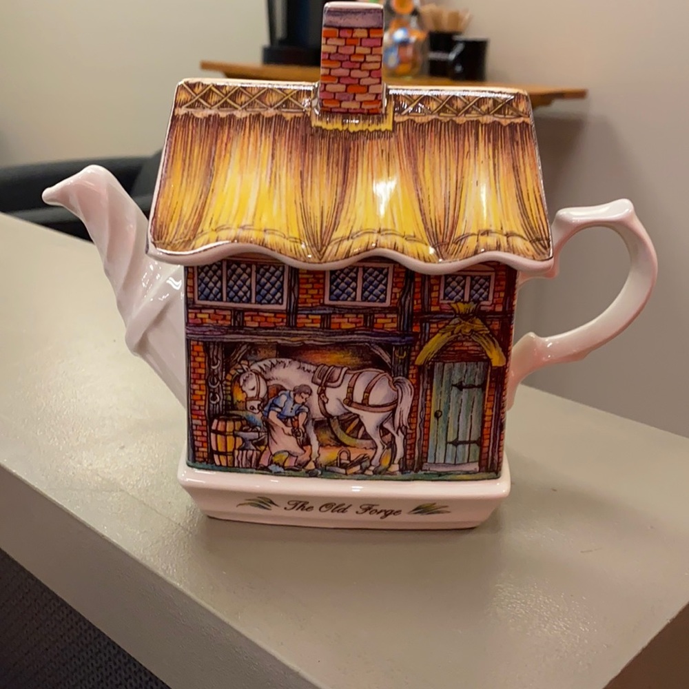 Vintage SADLER The Old Forge Teapot